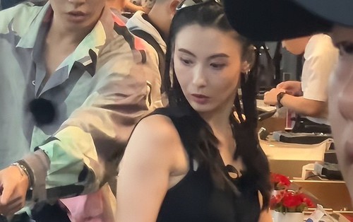 “Quý bà trung niên” Trương Bá Chi lộ diện với mặt mộc: Da trắng phát sáng, gầy tới mức má hóp khiến netizen lo lắng