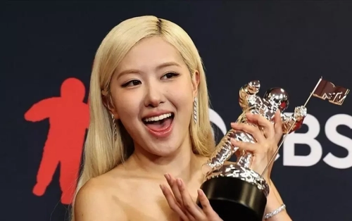 Báo Hàn bị chỉ trích sau chiến thắng của Rosé (BLACKPINK)