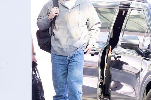 Sững sờ cảnh Jungkook (BTS) bị phóng viên công khai chê béo giữa sân bay
